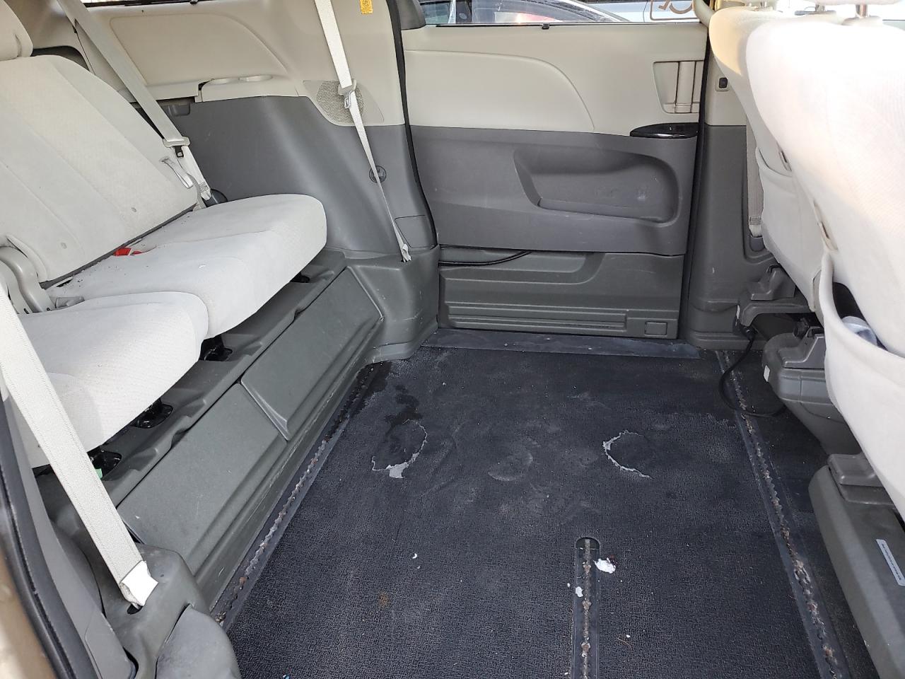 Toyota Sienna Le Image 10