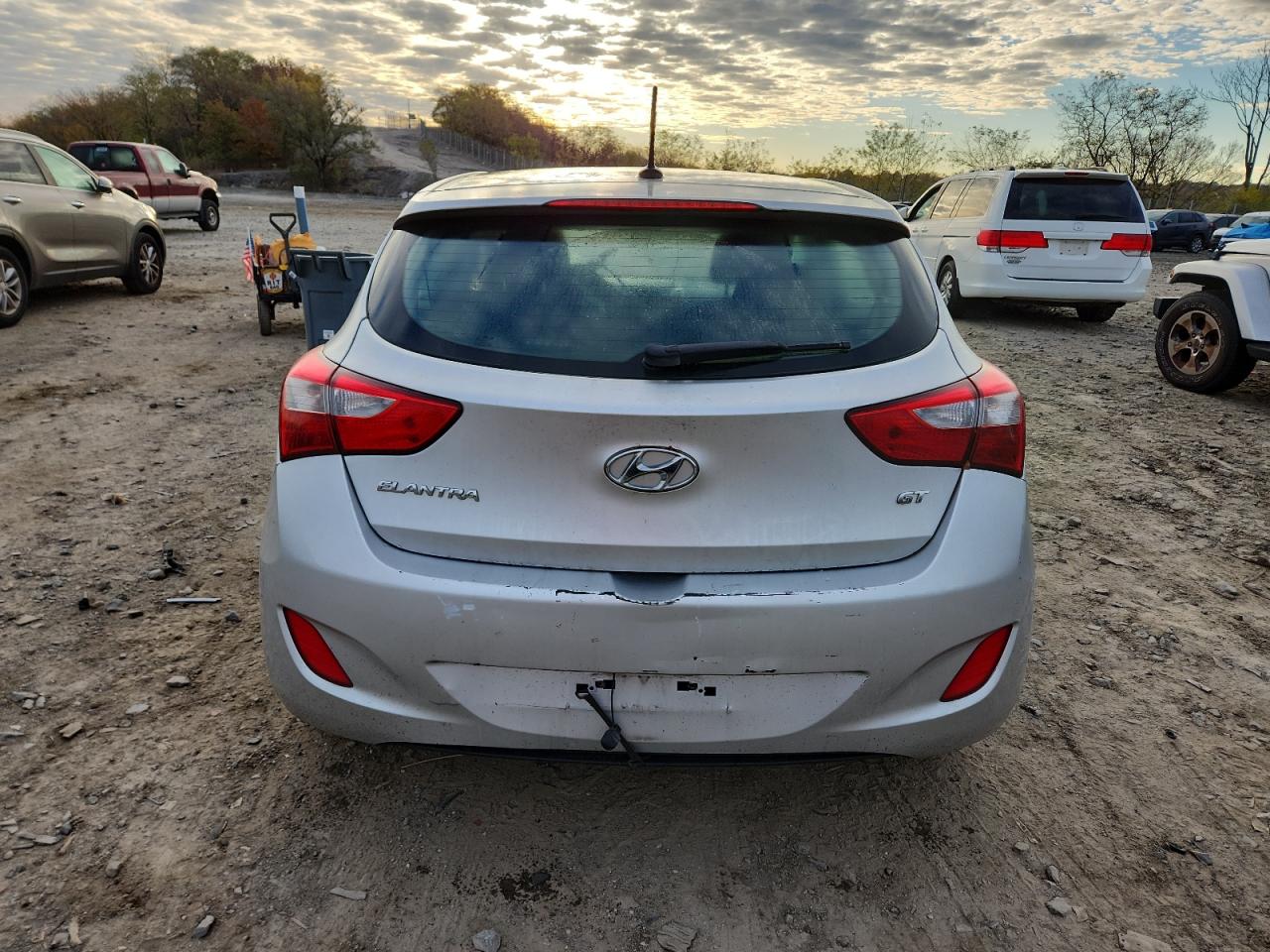 Hyundai ELANTRA Image 12