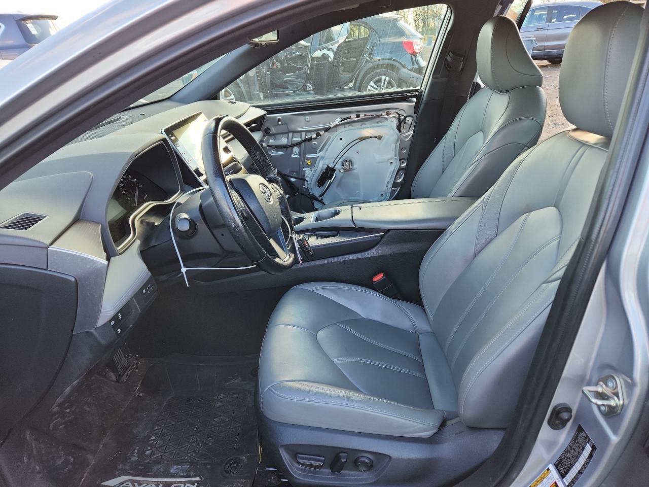 Toyota Avalon Xle Image 7