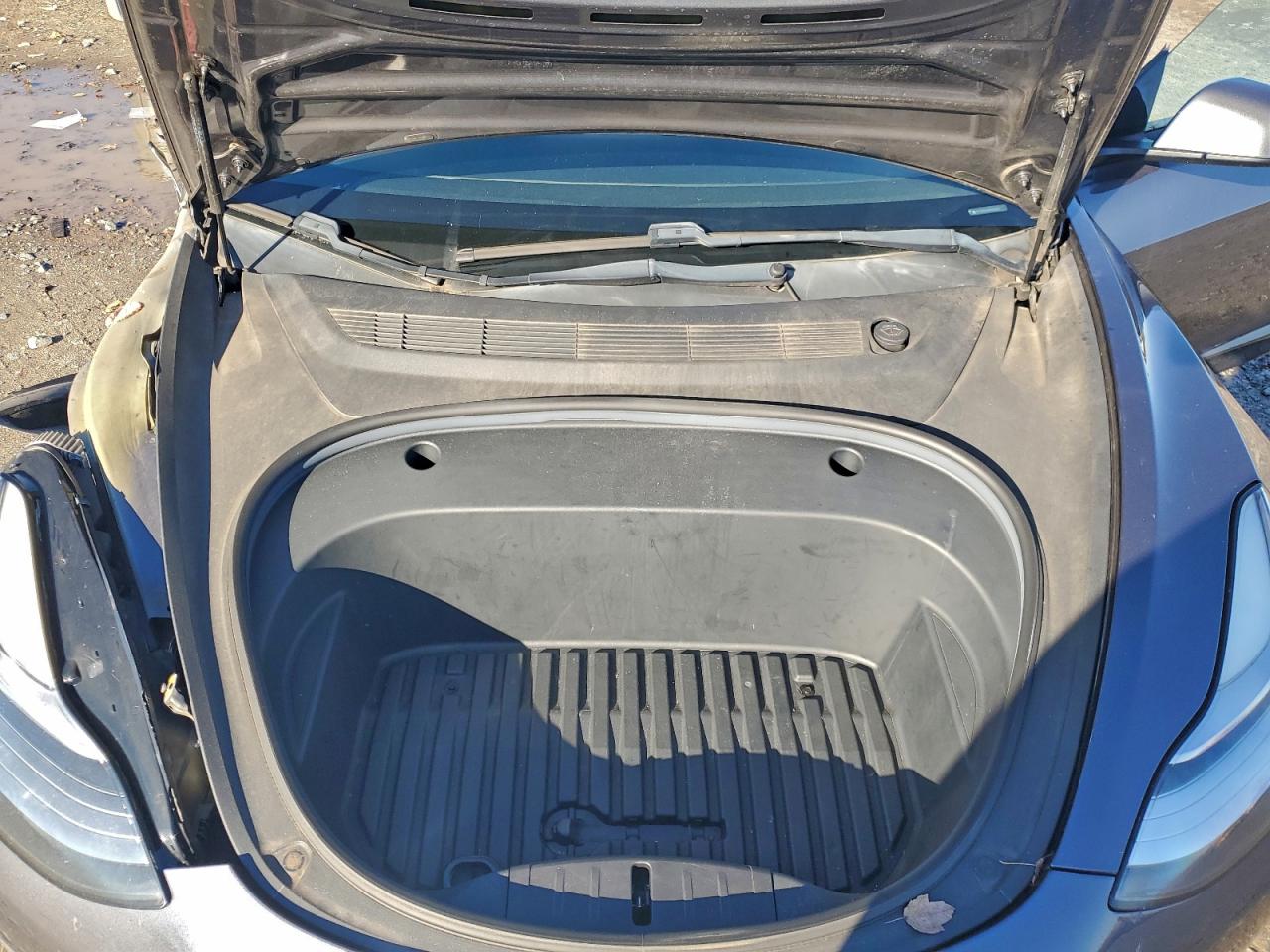 Tesla Model 3 Image 9