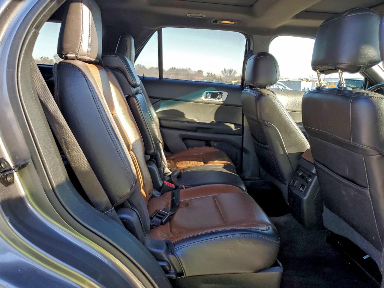 Ford Explorer Limited Image 11