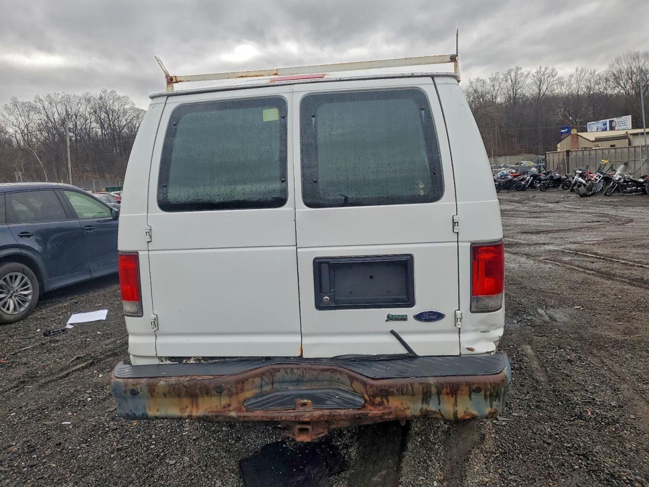 Ford Econoline E250 Van Image 3