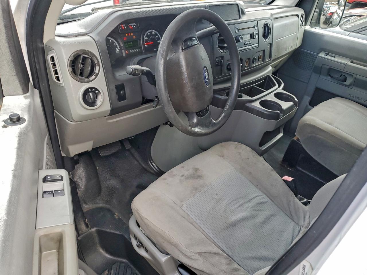 Ford Econoline E250 Van Image 7