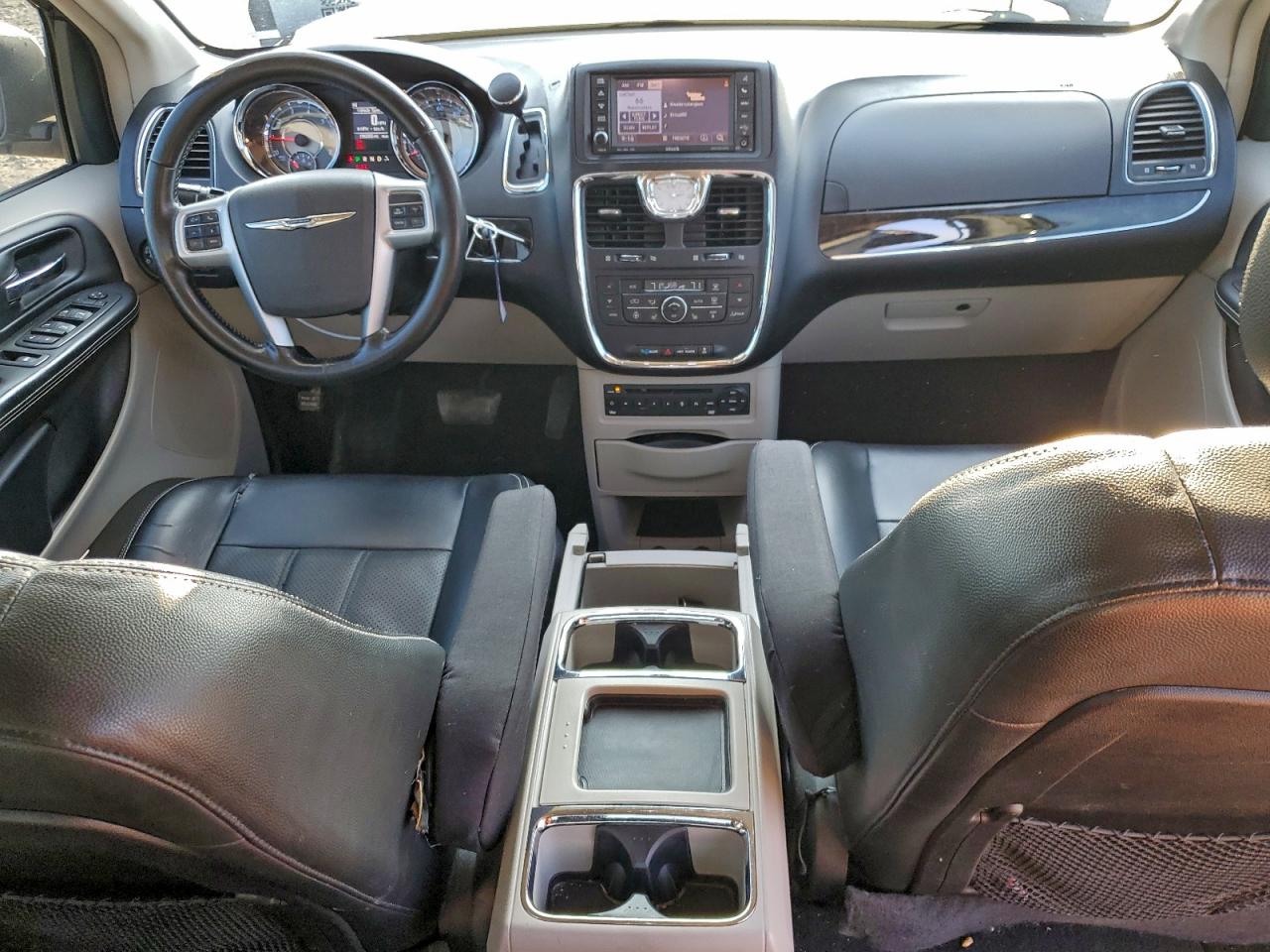 Chrysler Minivan Touring L Image 4