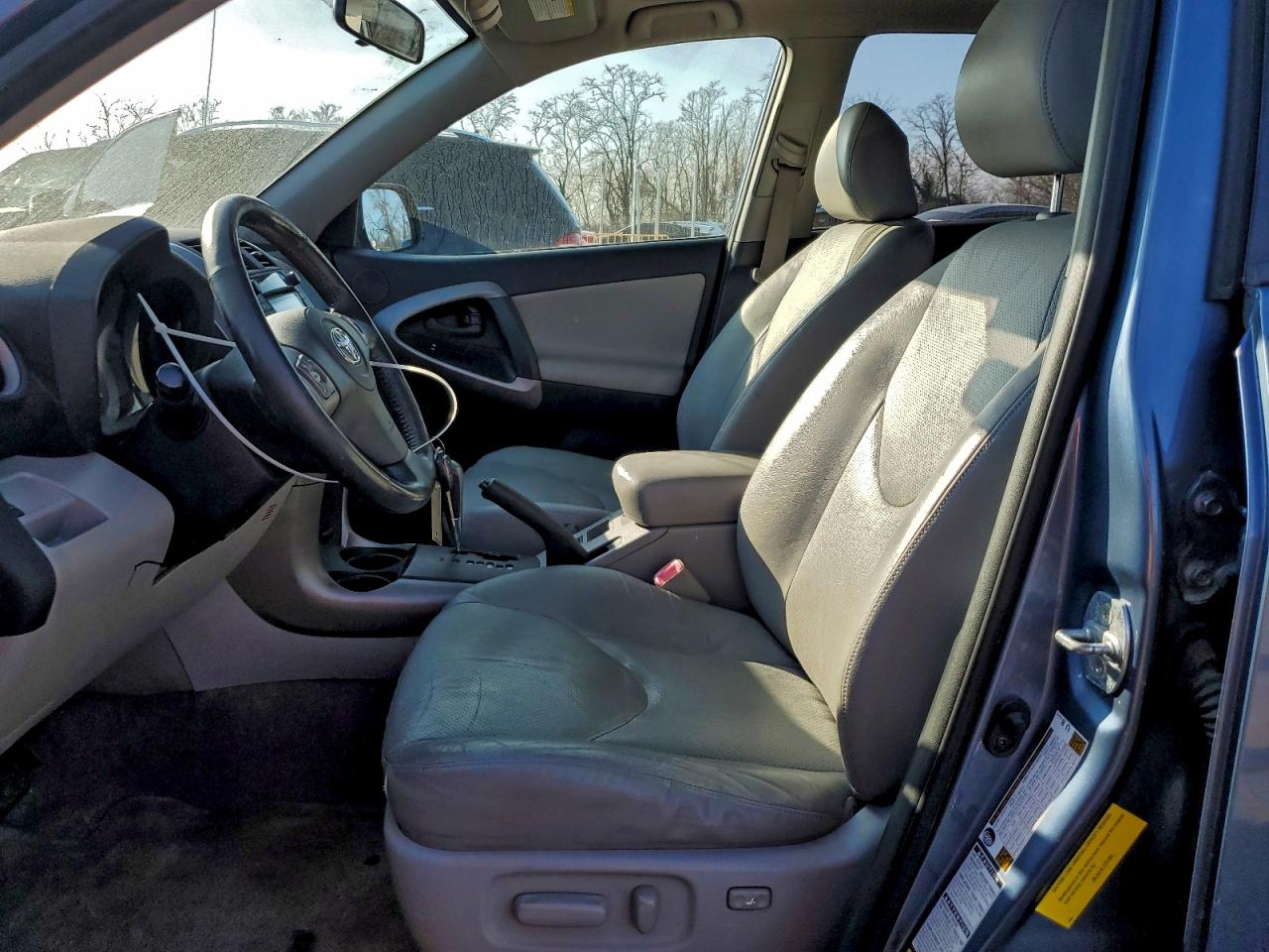 Toyota RAV4 Limited Image 12