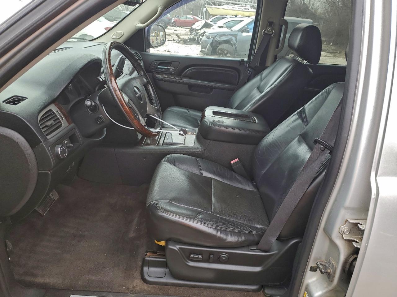 GMC Yukon Denali Image 13