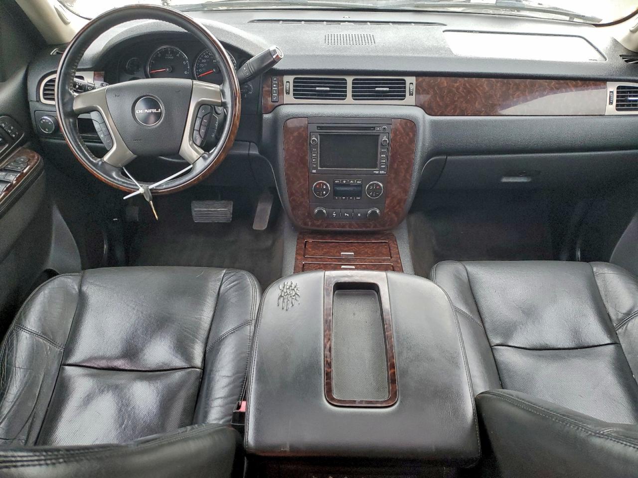 GMC Yukon Denali Image 4