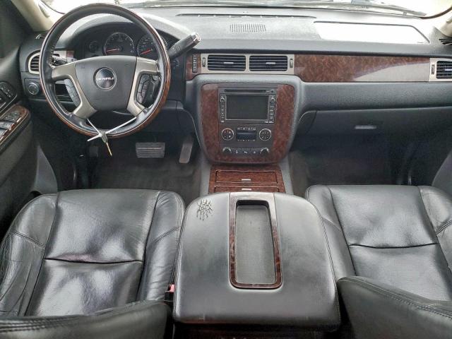 GMC Yukon Denali Image 4