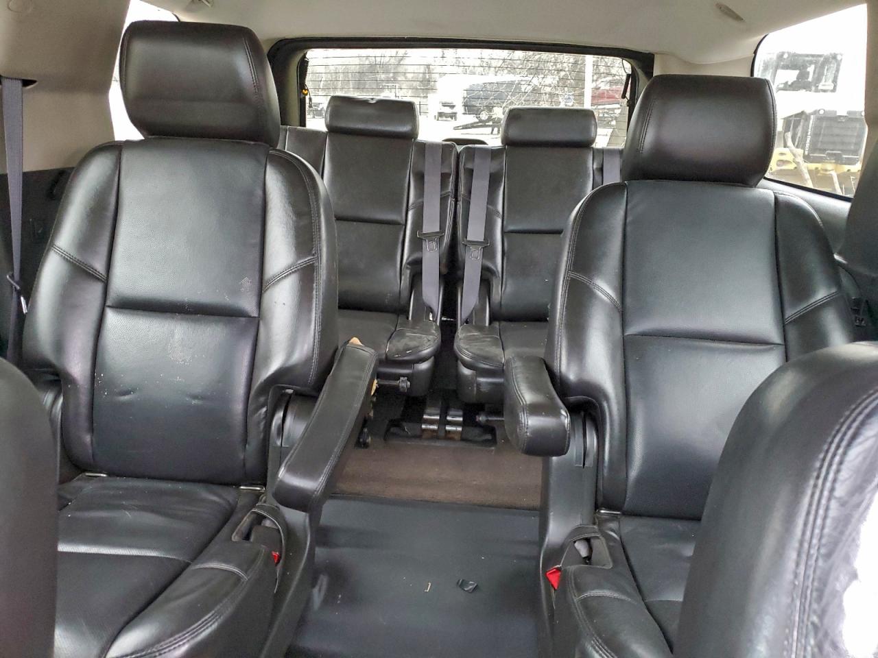 GMC Yukon Denali Image 8