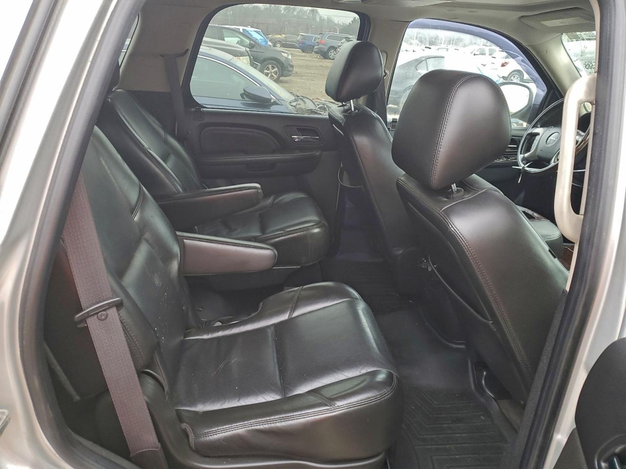 GMC Yukon Denali Image 3