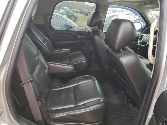 GMC Yukon Denali Image 3