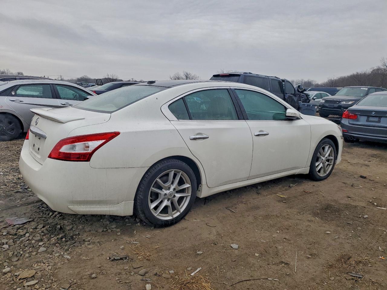 Nissan Maxima S Image 2