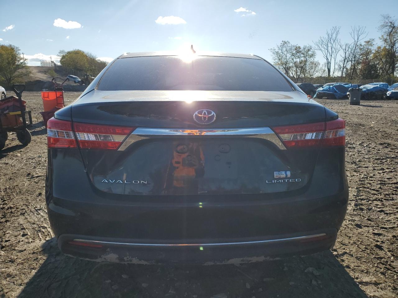 Toyota Avalon Hybrid Image 2
