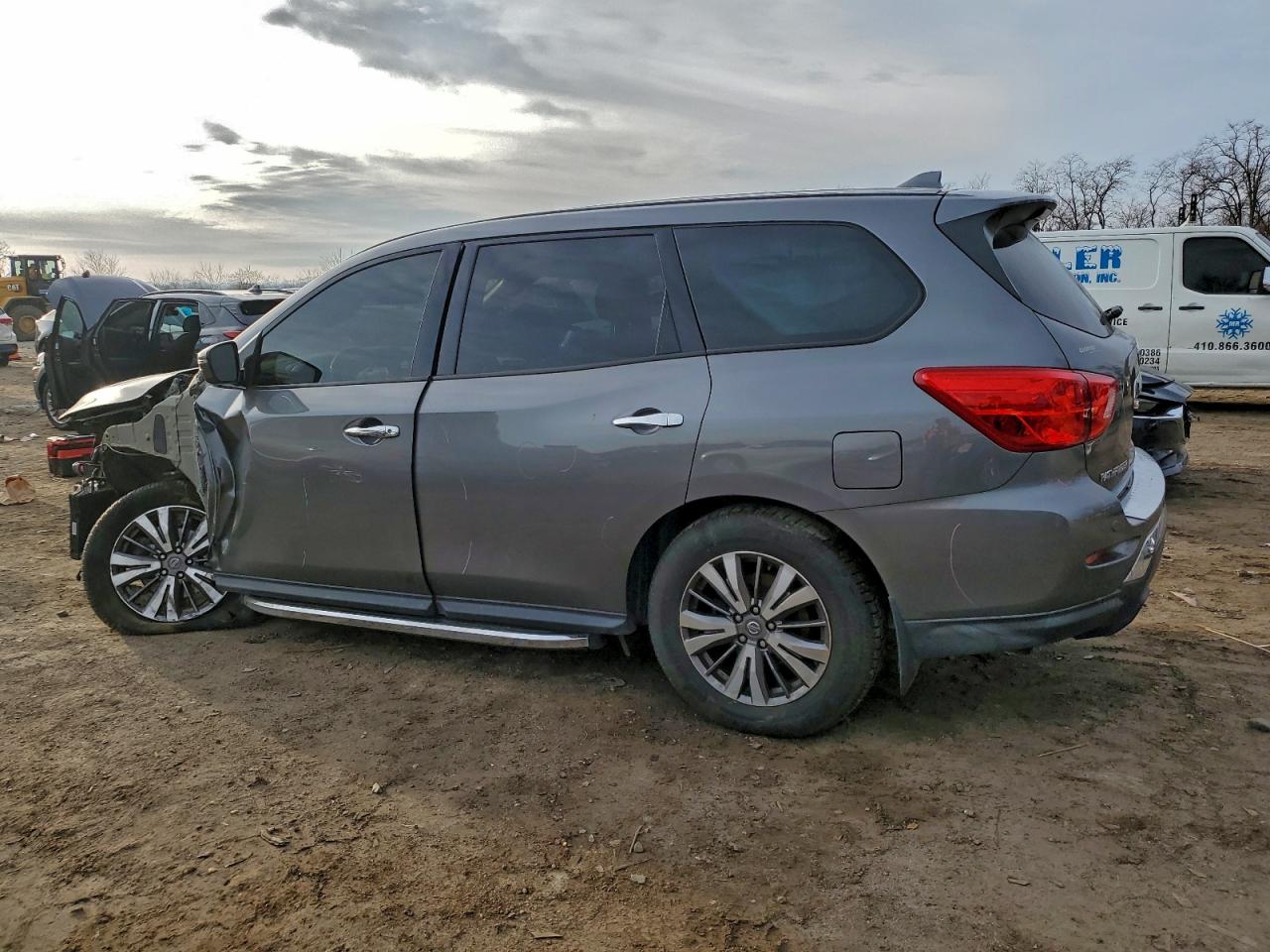 Nissan Pathfinder S Image 4