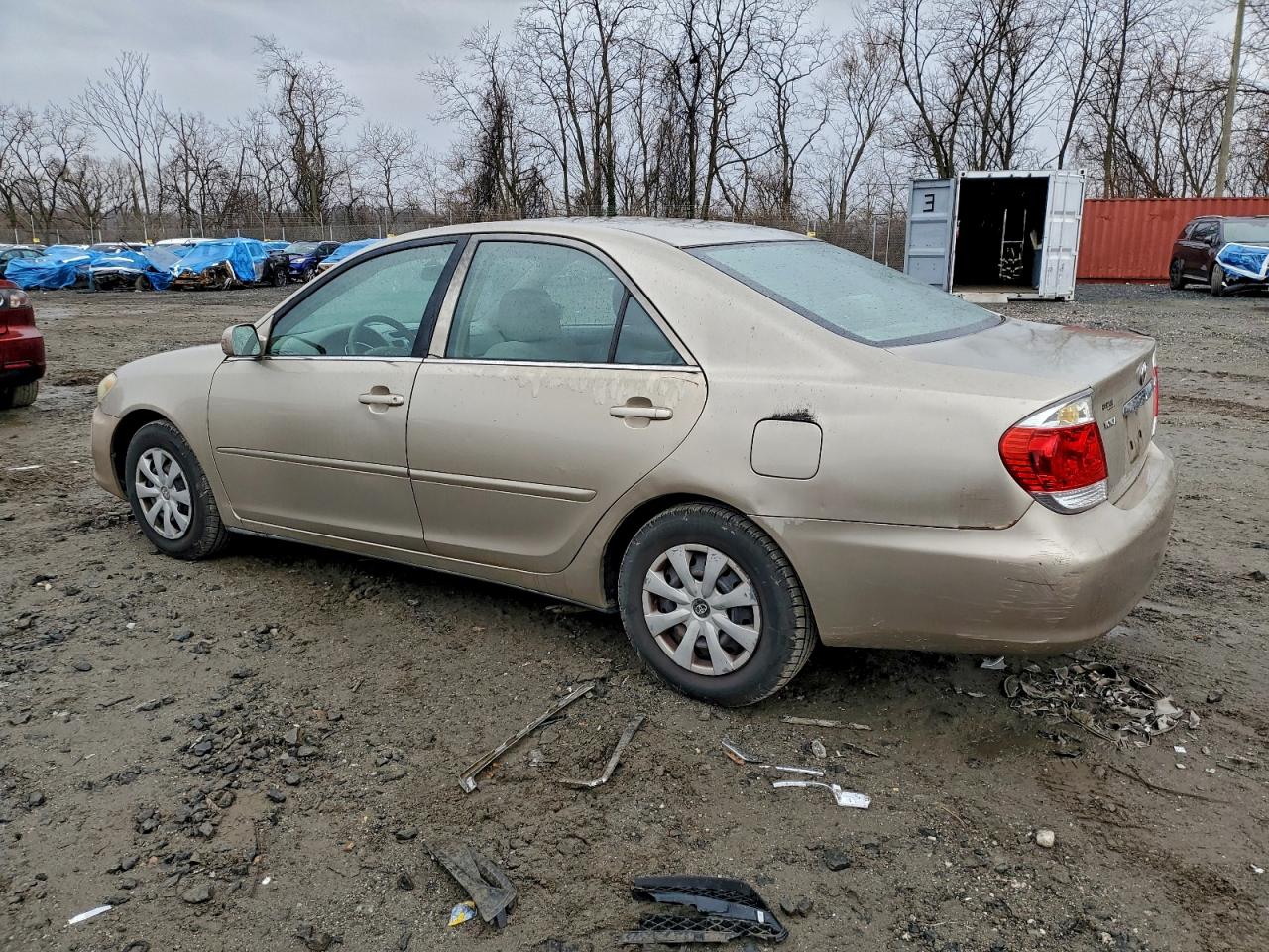 Toyota Camry Le Image 9