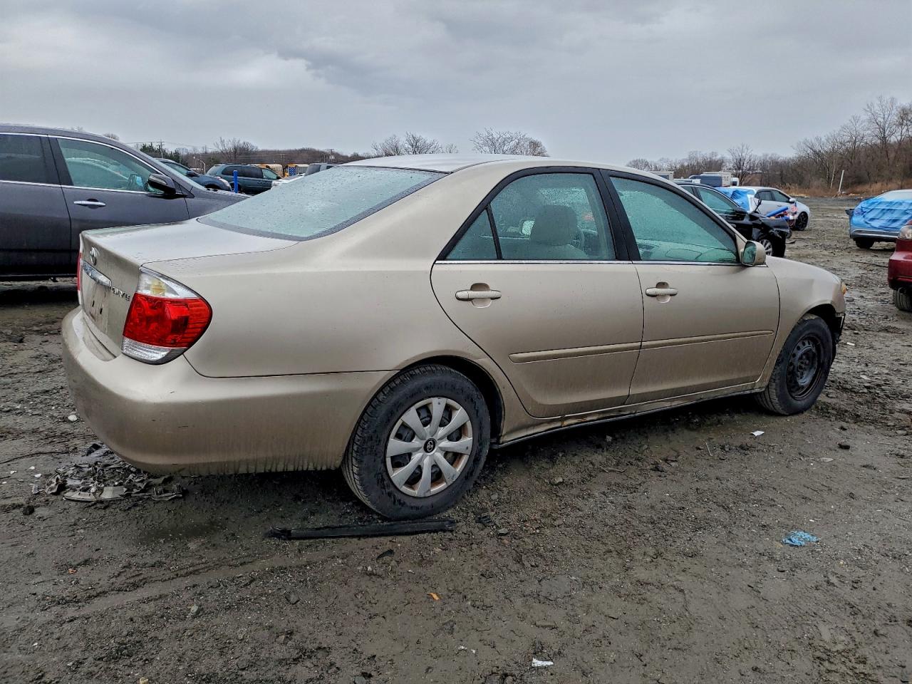 Toyota Camry Le Image 2