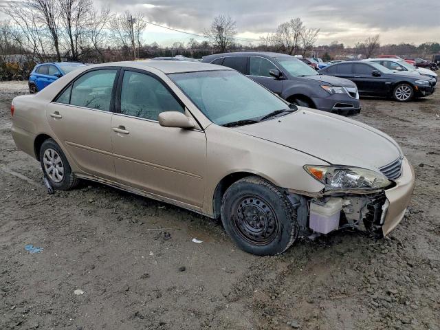 Toyota Camry Le Image 6