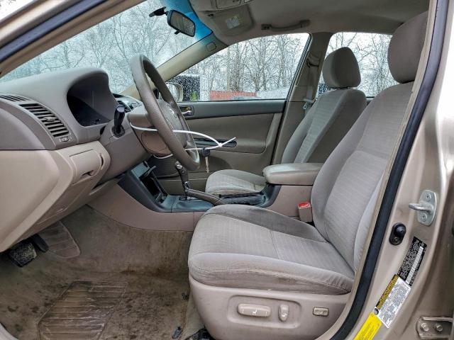 Toyota Camry Le Image 10