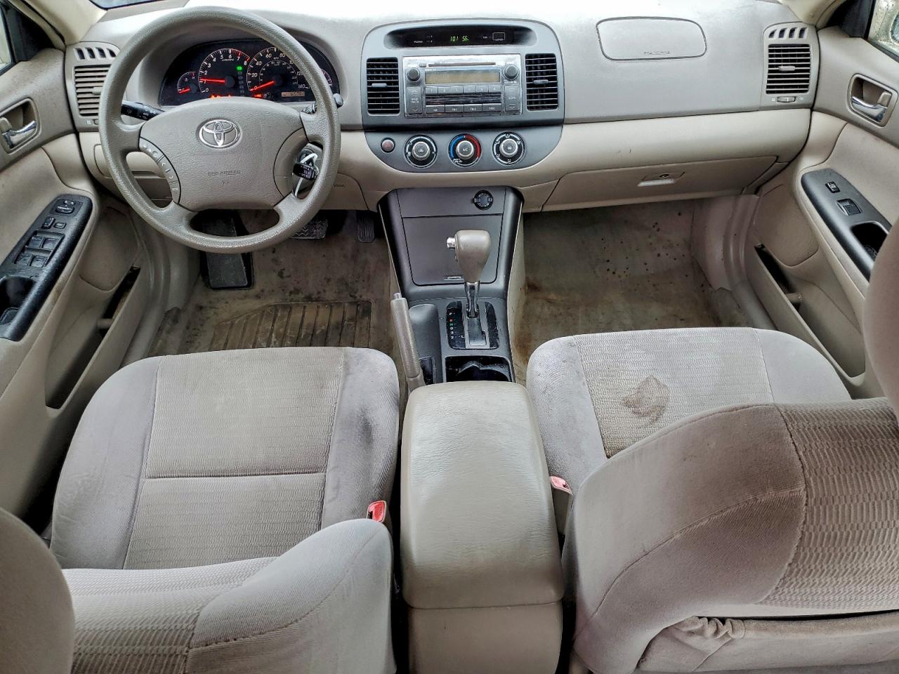 Toyota Camry Le Image 7