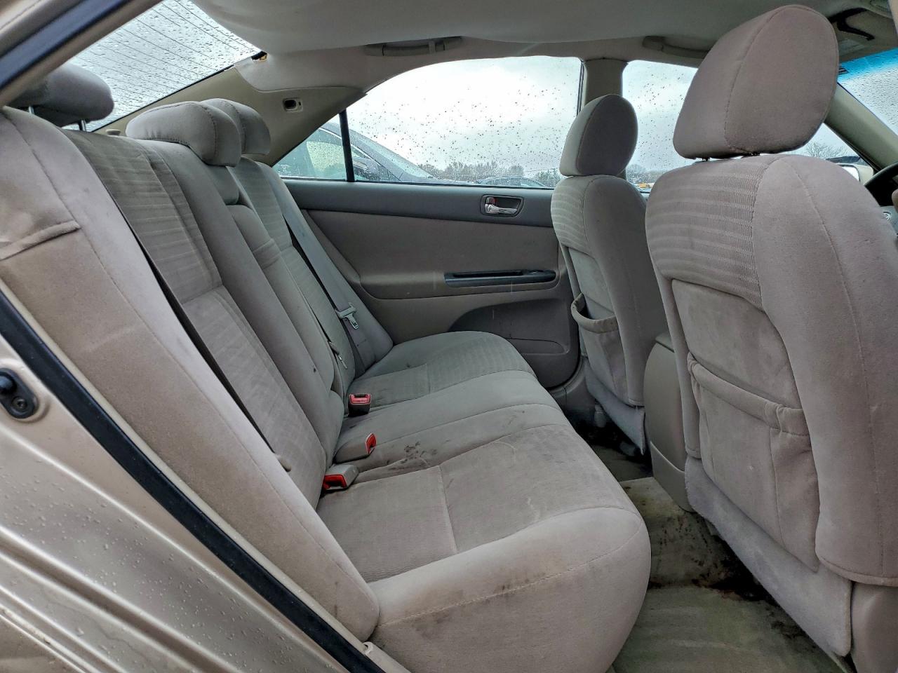 Toyota Camry Le Image 8