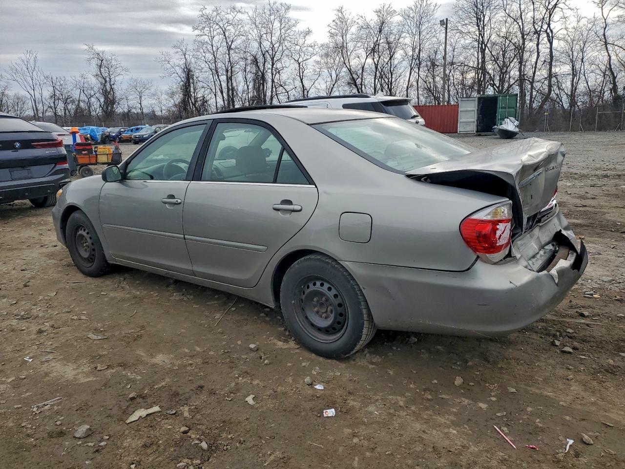 Toyota Camry Le Image 4