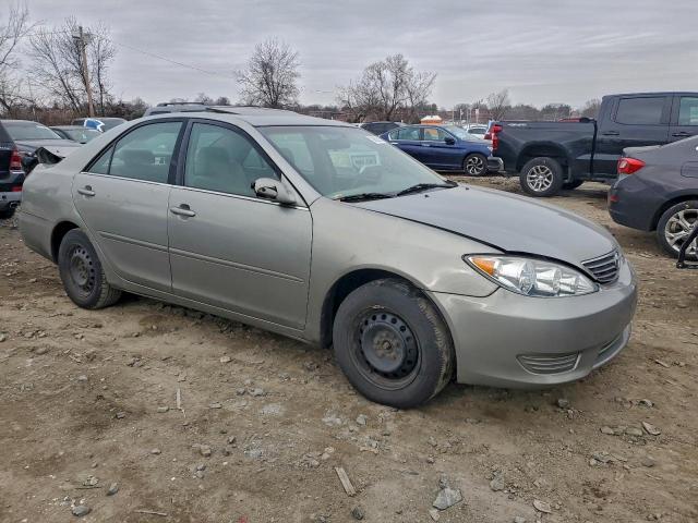 Toyota Camry Le Image 6