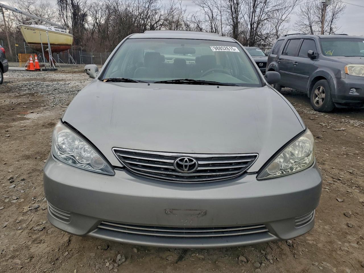 Toyota Camry Le Image 5