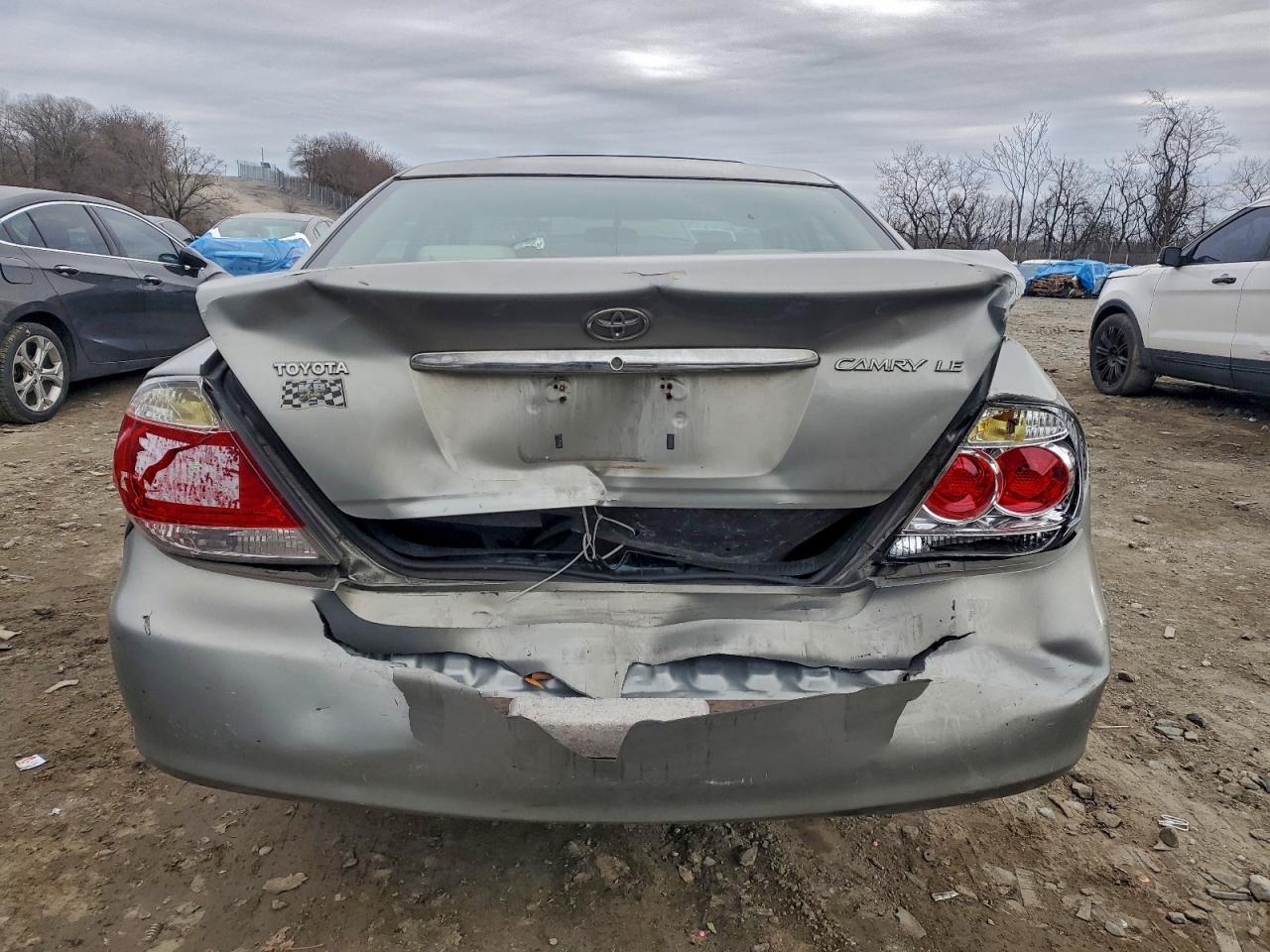 Toyota Camry Le Image 2