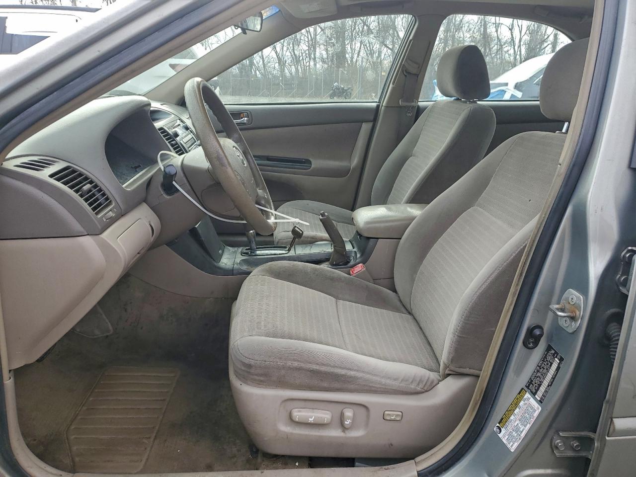 Toyota Camry Le Image 3