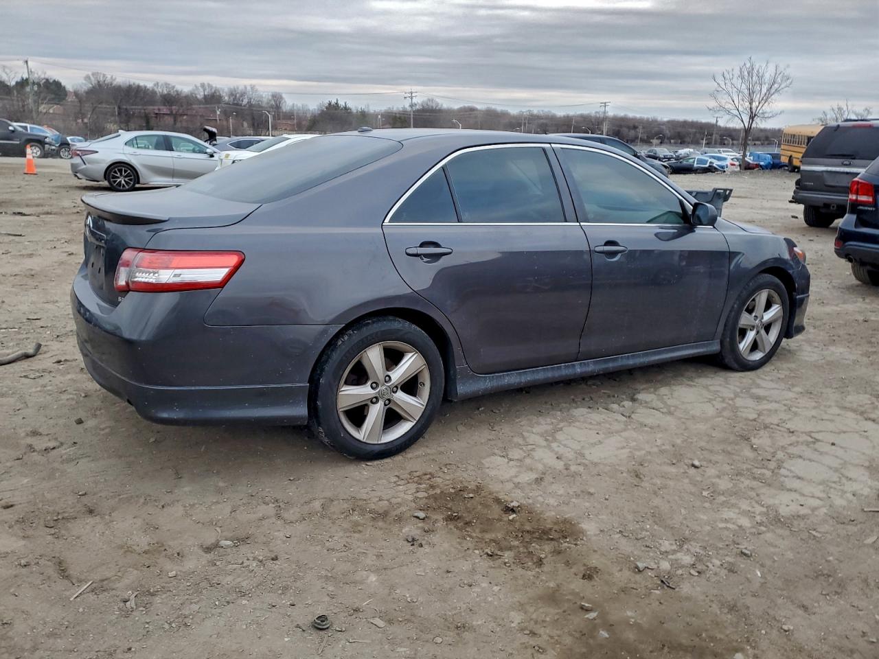 Toyota Camry Base Image 2