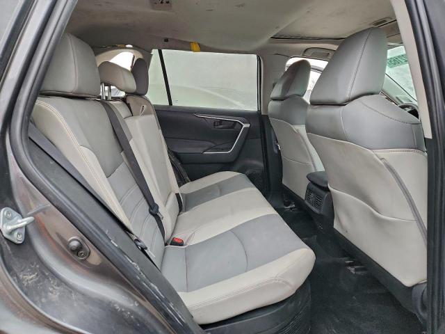 Toyota RAV4 Xle Premium Image 9