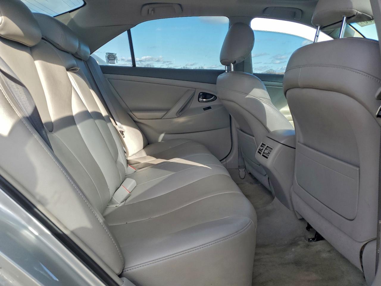 Toyota Camry Hybrid Image 3