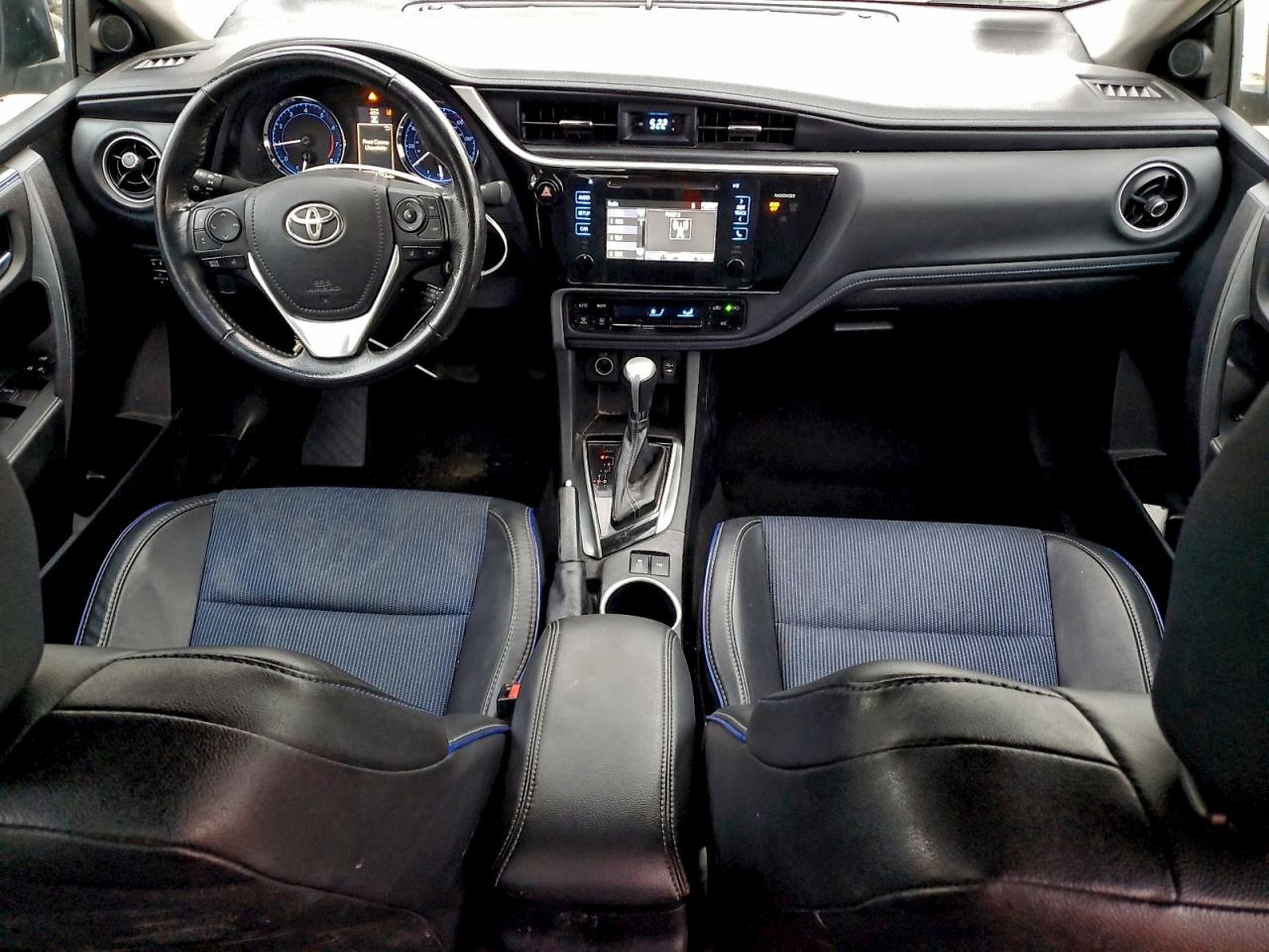 Toyota Corolla L Image 8